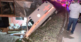 Hasta taşıyan ambulans iş yerinin bahçesine uçtu: 1 yaralı