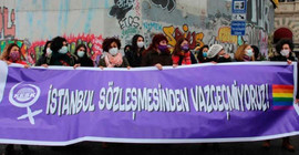 Galata Köprüsü’ne çıkan kadınlar: Sözleşmeden vazgeçmiyoruz