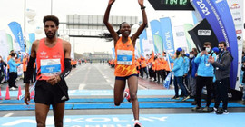 İstanbul Yarı Maratonu'nda Kenyalı atlet Ruth Chepngetich, kadınlarda dünya rekoru kırdı