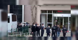 Emekli amiraller gözaltı sürelerinin uzatılması için adliyeye götürüldü