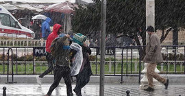 Taksim'de sulu kar yağdı
