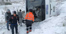 Otobüs şarampole devrildi: 34 yaralı