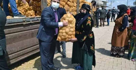 Hilvan kaymakamı, patates çuvalı ile poz verdi