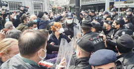 'Yaşam Hakkımızdan Vazgeçmiyoruz, Ölümleri Durdurun' diyen sağlık emekçilerine polis müdahale etti