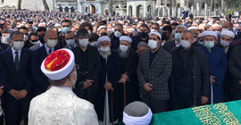 İmam 'vefata sebep olmayalım' dedi ama cemaat liderinin cenazesi omuz omuza kaldırıldı