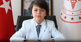 Fahrettin Koca, maske-mesafe-temizlik üçlemesini bu sefer çocuğa söyletti