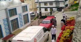 'Yurttaşa ücretsiz verilen patates ve soğanları tarikat dağıtıyor'