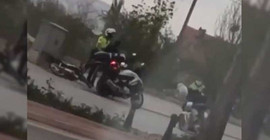 Polis, seyir halindeki motor sürücüsüne kaskla vururken görüntülendi, 'kamera kaydı almak yasak' dedi