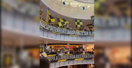 Stadyum kararını protesto eden AIK Stockholm taraftarları alışveriş merkezinde eylem yaptı