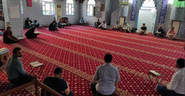 Camide ‘itikaf’ yapanlara gazlı polis baskını: 50 kişi gözaltında