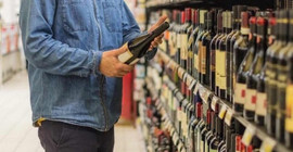 Alkol satışı yapan esnaf gözaltına alındı
