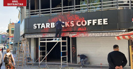 Anarşistler Starbucks şubelerini 'kırmızıya boyadı': Starbucks'ın bardakları kahve değil kan dolu