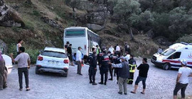 İşçi servisi midibüsü kayalıklara çarptı: 14 yaralı