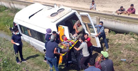 Tarım işçilerini taşıyan minibüs devrildi: 2'si ağır 7 yaralı
