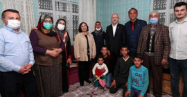 Kılıçdaroğlu, Ankara Çubuk ilçesindeki linç girişiminde kendisini evlerine alan aile ile iftar yaptı