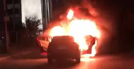 İsrail'i protesto için başkonsolosluk önünde kendi aracını yaktı