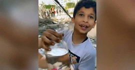 Gazze'deki bombardımanda balıklarının kurtulduğunu gören çocukların sevinci