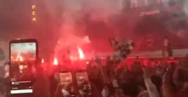 Beşiktaşlı taraftarların şampiyonluk kutlamasına müdahale eden bekçiler havaya ateş açtı