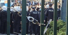 Boğaziçi eylemlerine katılan öğrencilerin evlerine polis baskını