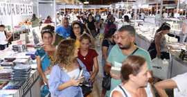 Ünlü yazarlar imza gününde