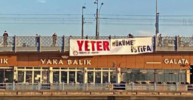 TİP'ten Galata Köprüsü'ne dev pankart: Yeter, hükümet istifa