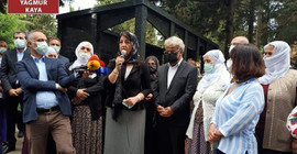 Eşinin mezarı başında konuşan Buldan: İşledikleri cinayetleri bir kez daha itiraf ediyorlar