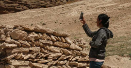 Sınava hazırlanan öğrenciler şebeke olmadığı için tepelere çıkıyor