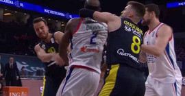 Anadolu Efes- Fenerbahçe Beko maçında çıkan kavga sonucu 4 oyuncu diskalifiye edildi