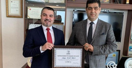 Mahkeme Başkanı Esat Toklu iş insanlarından ‘üstün hizmet’ belgesi almış