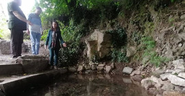 'Muazzam bir tarihi olan' 8 bin yıllık höyüğün üzerini örtüp, tarihi eserleri de konteynere koymuşlar