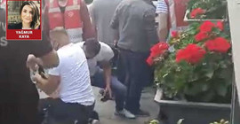 'Kelepçesiz çıkarılan saldırgan polisin şefkatli kolları arasında'