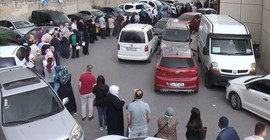 Sağlıkçılar aşı kuyruklarındaki tehlikeye işaret etti: Bulaş noktası haline gelebilir