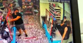 'Sen benim karıma orkid falan söyleyemezsin' diyen erkek, kasiyere saldırdı