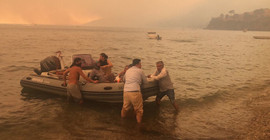 Bodrum'da insanlar tekne ve botlarla tahliye ediliyor, iki çıkarma gemisi de Marmaris'te