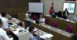 CHP'li belediye başkanı, AKP'li üyelere çay fırlattı