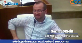 Muhittin Böcek yaşadıklarını anlatırken AKP sözcüsü kıkır kıkır gülüyor