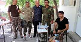 Türkiye'deki Azerbaycanlı itfaiyeciler neden kamuflaj giyiyor, rütbe taşıyor?