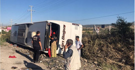 Uşak'ta yolcu otobüsü devrildi: 30 yaralı