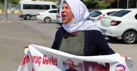 Şenyaşar Ailesi'ne polis müdahalesi: Pankart suç sayıldı