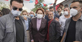 Akşener: Şuradan şuraya bir saattir yürüyemiyorum, gençlerin derdini dinlemekten