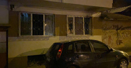 Sigara içerken uyuyakaldı, hem kendini hem de evi yaktı