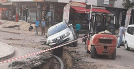 Belediye aracı belediyenin açtığı çukura düştü