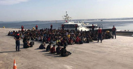 Midilli Adası'na geçmeye çalışan 204 göçmen yakalandı