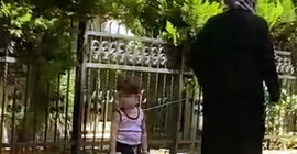 Çocuğu belinden iple bağlayıp gezdiren kadın tepki çekti