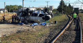 Yük treni minibüse çarptı: 4 ölü, 7 yaralı