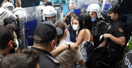 Öğrencilere ‘aşağı bak’ diyen polis müdürü kadına hakaret etti