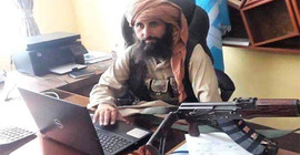 Afganistan Merkez Bankası Başkanı makamında silahla poz verdi