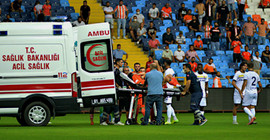 Adanaspor'lu futbolcunun maçta ayağı kırıldı