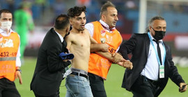 Trabzonspor-Galatasaray maçında taraftar sahaya atladı
