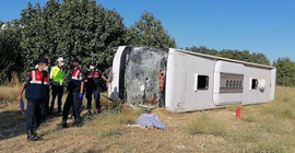 Tur otobüsü öğrenci servisi ile çarpıştı: 1 ölü, 30 yaralı